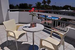 Sandy's Studios Apartments & Log Villas