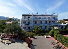 Sandy's Studios Apartments & Log Villas