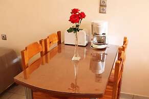 Sandy's Studios Apartments & Log Villas