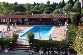 Sandy's Studios Apartments & Log Villas