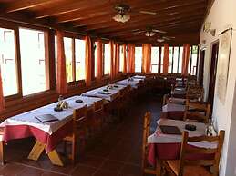 Sandy's Studios Apartments & Log Villas