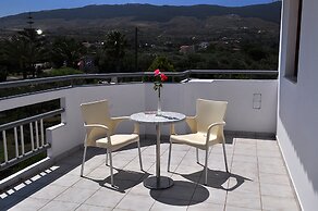 Sandy's Studios Apartments & Log Villas