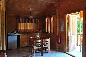 Sandy's Studios Apartments & Log Villas