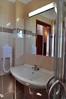 Sandy's Studios Apartments & Log Villas