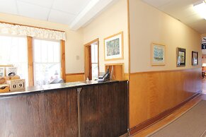 Birch Cliff Lodge on Baptiste Lake