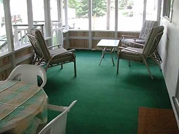 Birch Cliff Lodge on Baptiste Lake