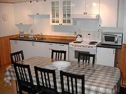 Birch Cliff Lodge on Baptiste Lake