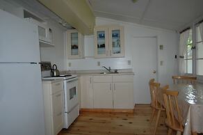 Birch Cliff Lodge on Baptiste Lake