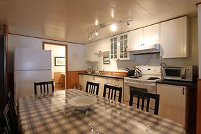 Birch Cliff Lodge on Baptiste Lake