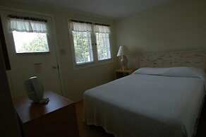 Birch Cliff Lodge on Baptiste Lake