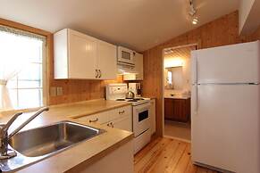 Birch Cliff Lodge on Baptiste Lake