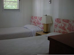 Birch Cliff Lodge on Baptiste Lake