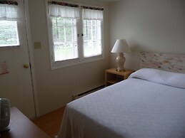 Birch Cliff Lodge on Baptiste Lake