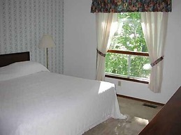 Birch Cliff Lodge on Baptiste Lake