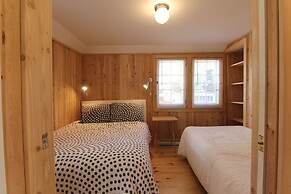 Birch Cliff Lodge on Baptiste Lake