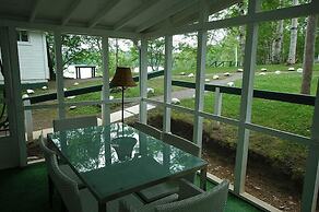 Birch Cliff Lodge on Baptiste Lake