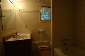 Birch Cliff Lodge on Baptiste Lake