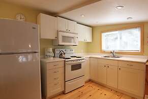 Birch Cliff Lodge on Baptiste Lake