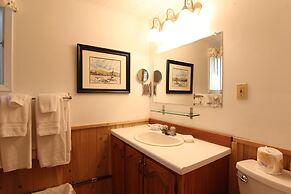 Birch Cliff Lodge on Baptiste Lake