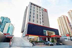 Red Planet Makati Amorsolo