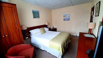 Rivelyn Hotel Bar & Restaurant