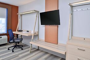 Holiday Inn Express & Suites Farmington Hills - Detroit by IHG