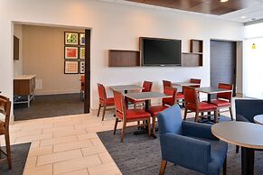 Holiday Inn Express & Suites Farmington Hills - Detroit by IHG