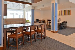 Holiday Inn Express & Suites Farmington Hills - Detroit by IHG
