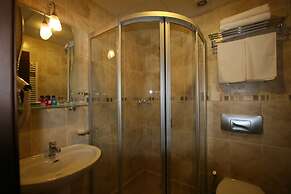 Grand Peninsula Hotel