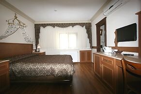 Grand Peninsula Hotel