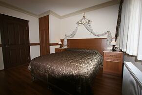 Grand Peninsula Hotel