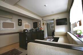 Grand Peninsula Hotel