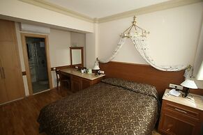 Grand Peninsula Hotel