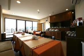 Grand Peninsula Hotel