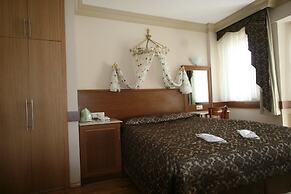 Grand Peninsula Hotel