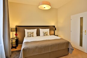 James Hotel & Apartments