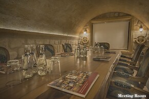 Elika Cave Suites & Spa