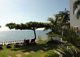 Squares Cafe and Apartments