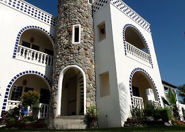 Squares Cafe and Apartments