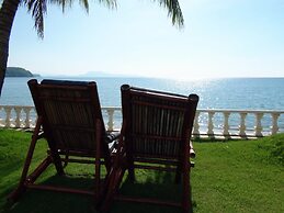 Squares Cafe and Apartments