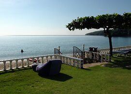 Squares Cafe and Apartments