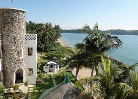 Squares Cafe and Apartments