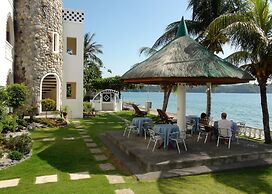 Squares Cafe and Apartments