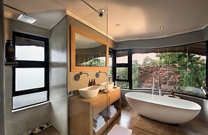 Mhondoro Safari Lodge & Villa