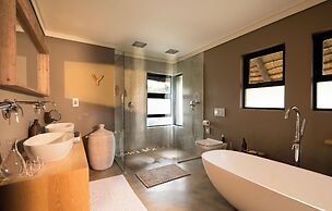 Mhondoro Safari Lodge & Villa