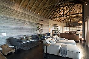 Mhondoro Safari Lodge & Villa