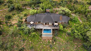 Mhondoro Safari Lodge & Villa