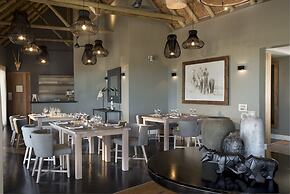 Mhondoro Safari Lodge & Villa