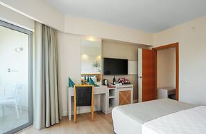 Side Aluna Hotel