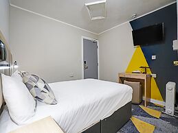 OYO Weaste Hotel